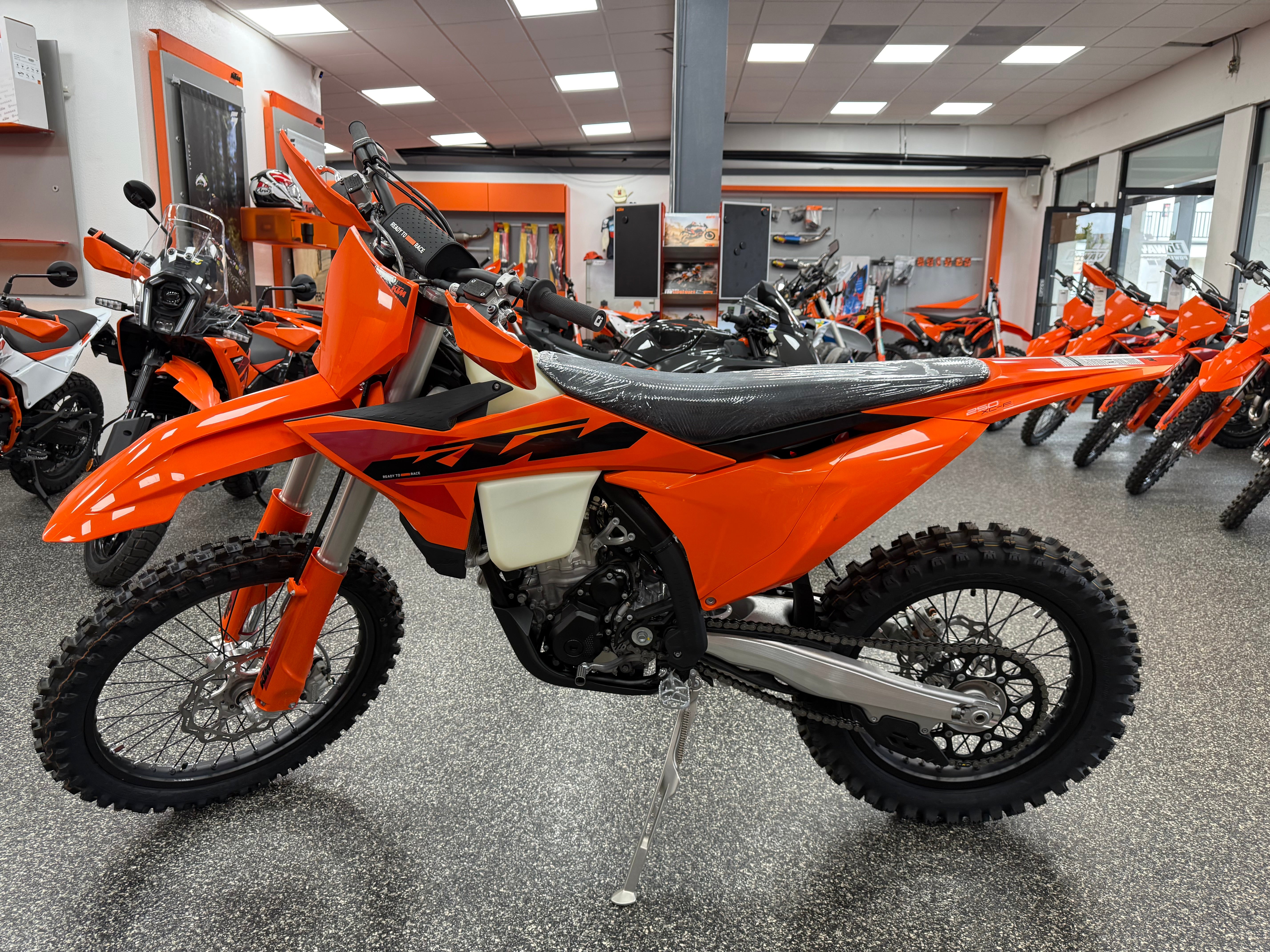 2025 KTM 250 XC-F angle view