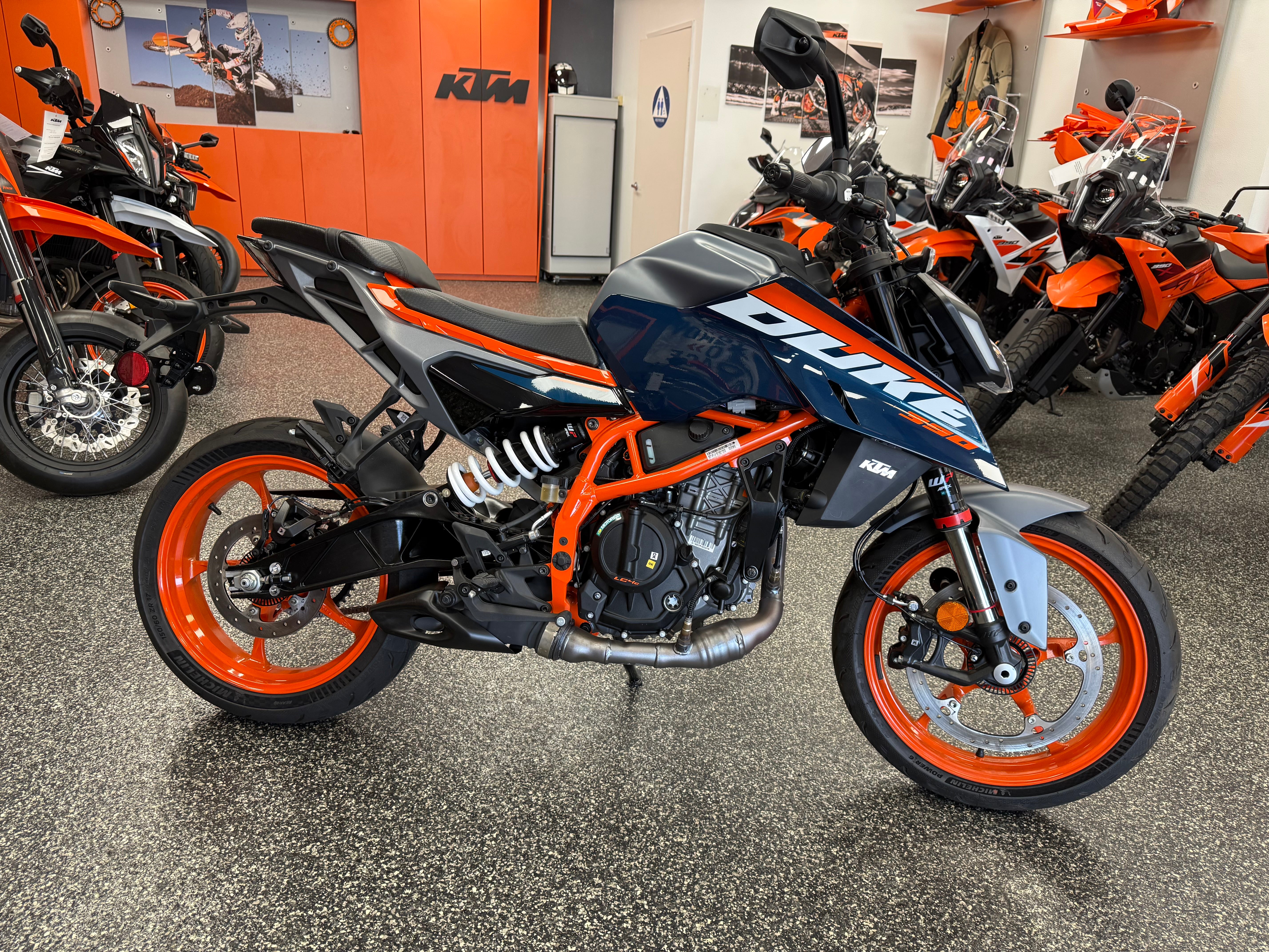 2025 KTM 390 DUKE side view