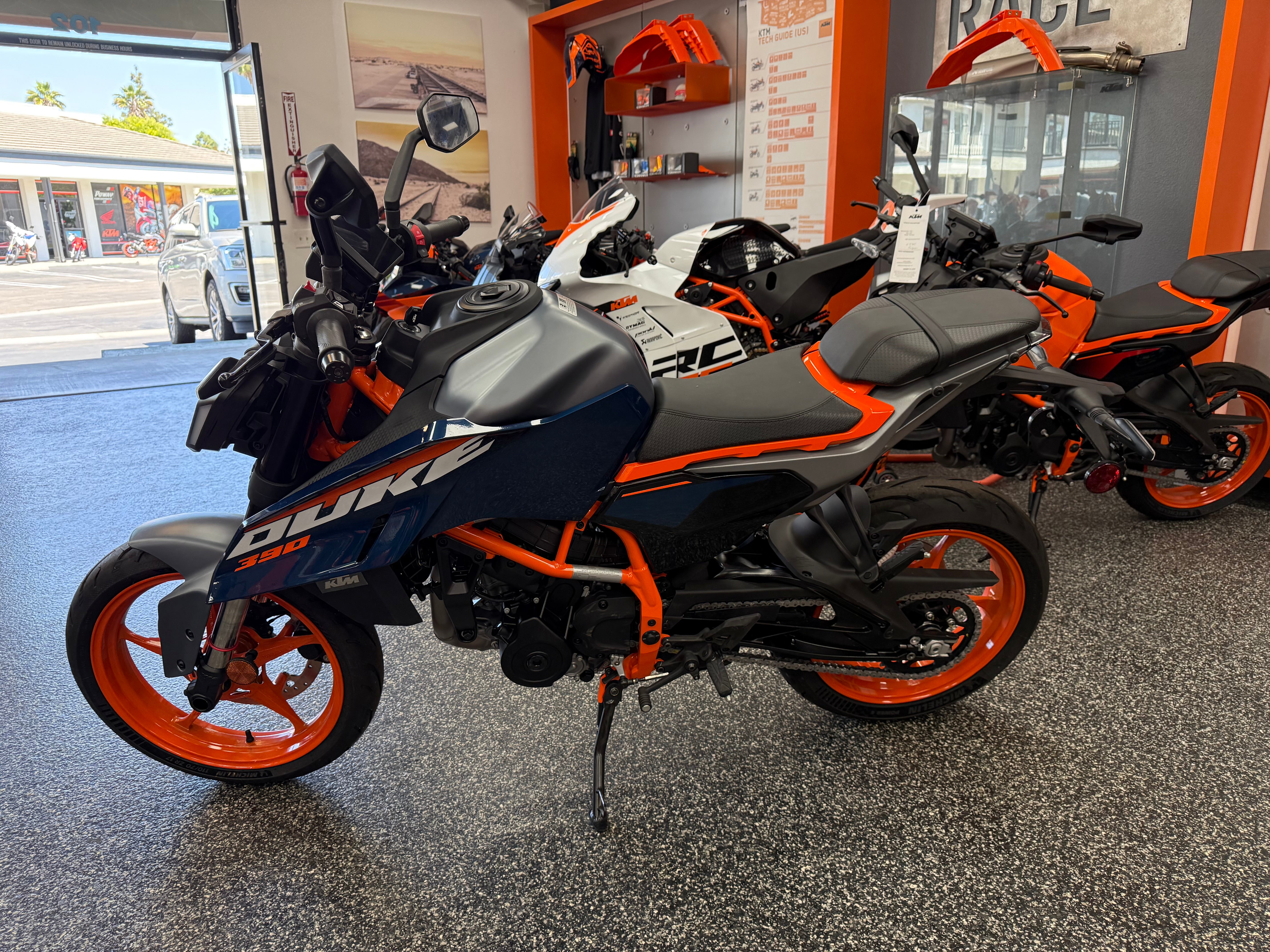 2025 KTM 390 DUKE side view