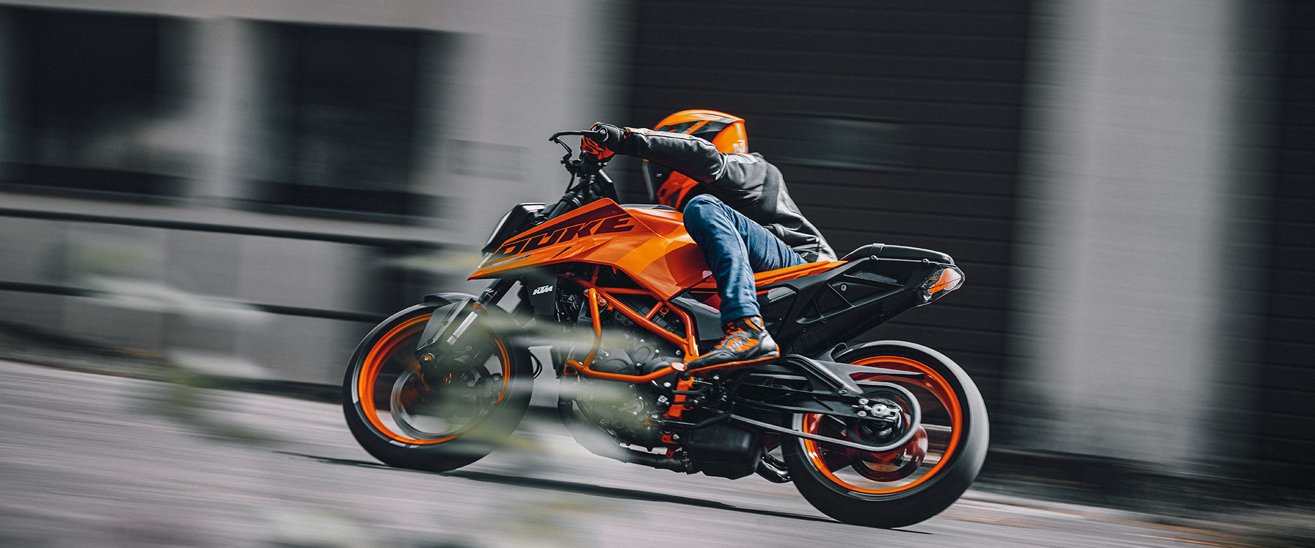 2025 KTM 390 DUKE angle view